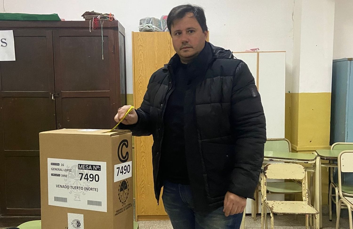 Sebastián Roma emitiendo su voto en la Escuela Nº 1201.