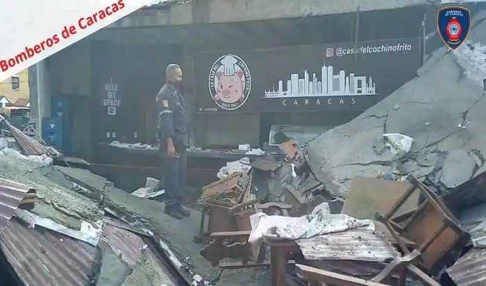 ¡SALIERON BARATOS! Se desprendió techo del restaurant «Mi Cochino Frito»