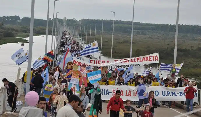 Con la amenaza de una segunda papelera, Gualeguaychú marcha de nuevo al puente