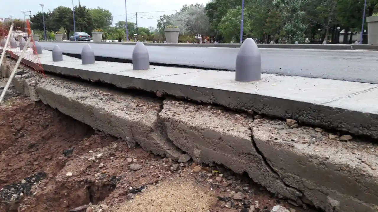 La lluvia causó daños en la obra aún sin terminar del acceso norte
