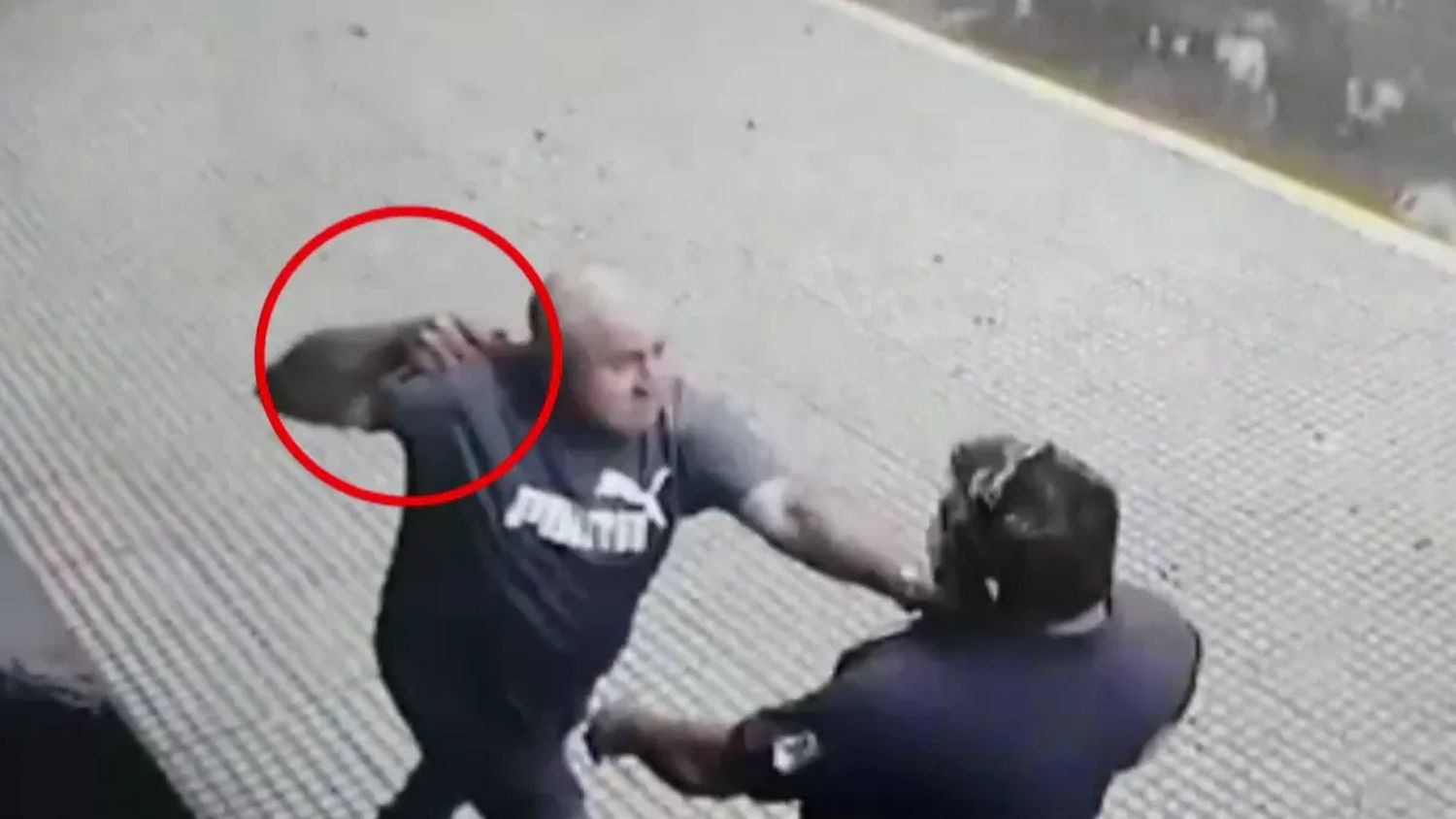 Video impactante: Así un dirigente sindical de la UOM amenazó con un arma blanca a un delegado en 3 de Febrero