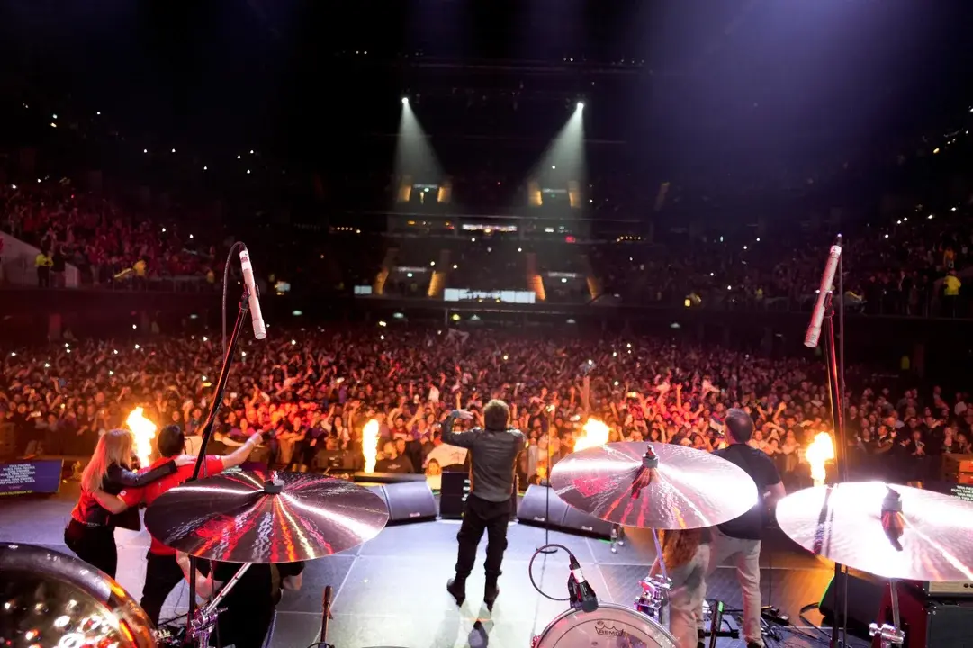 Milei cantó y presentó su libro en el Movistar Arena