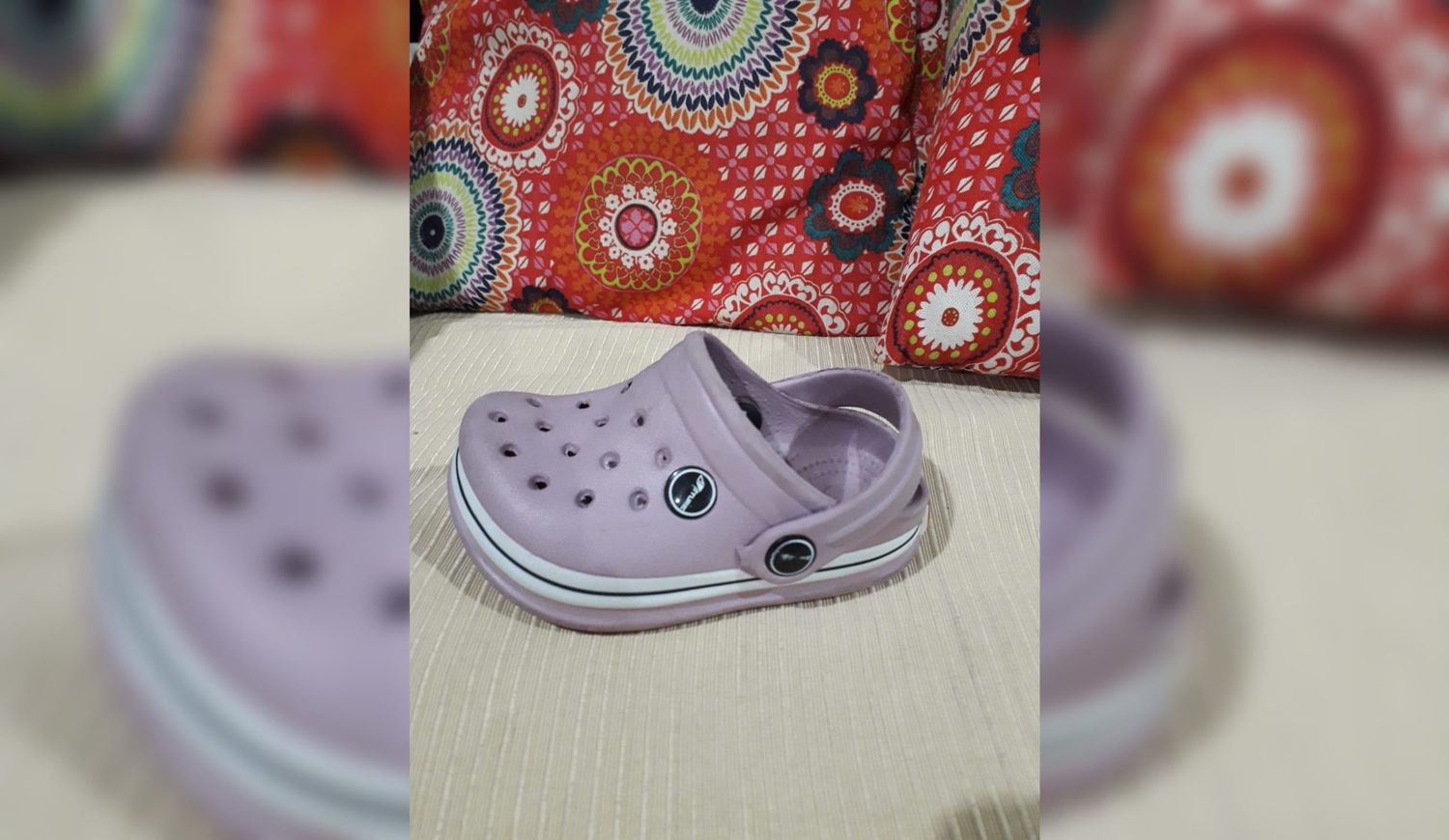 Encontraron crocs de niño