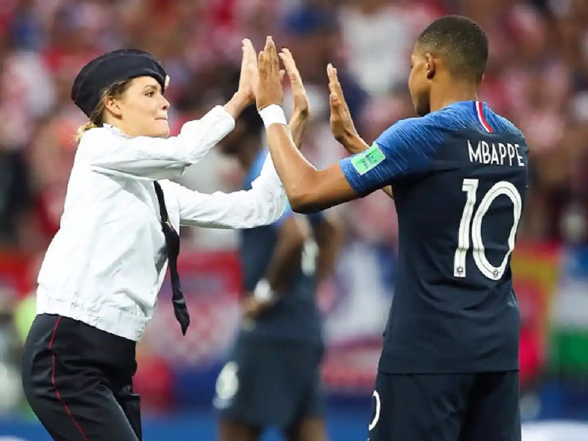 Quiénes son las Pussy Riot, el grupo de activistas que invadió la cancha en la final del Mundial