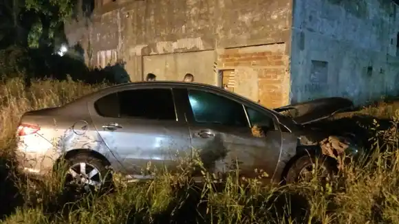 Persecución, choque y detención tras intentar incendiar un auto robado