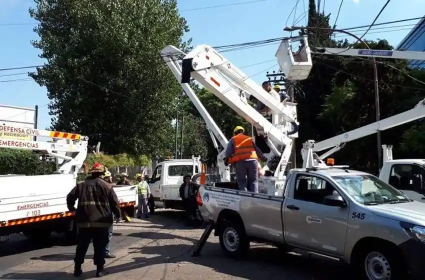 Enojado por llegar tarde robó una grúa y electrocutó a un operario