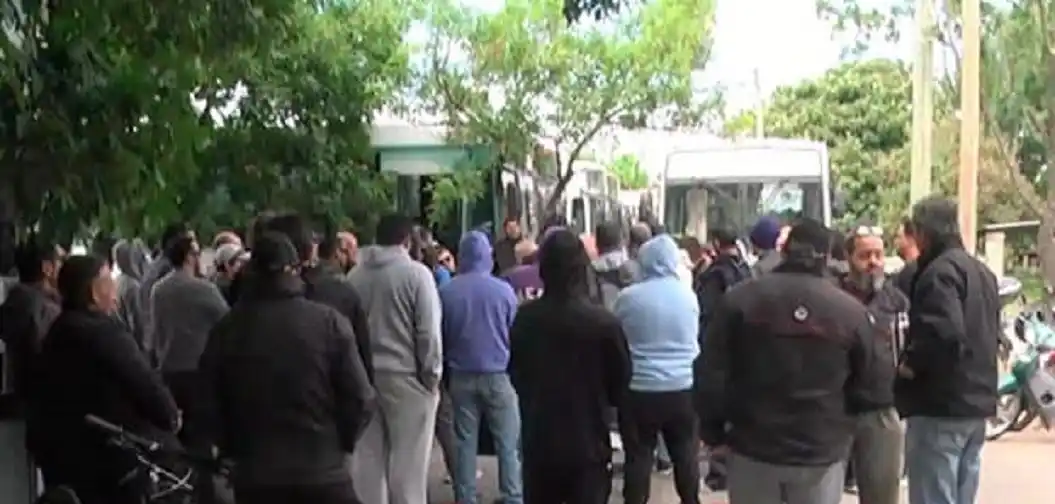 Continúa el paro de colectivos urbanos en Paraná y el área metropolitana