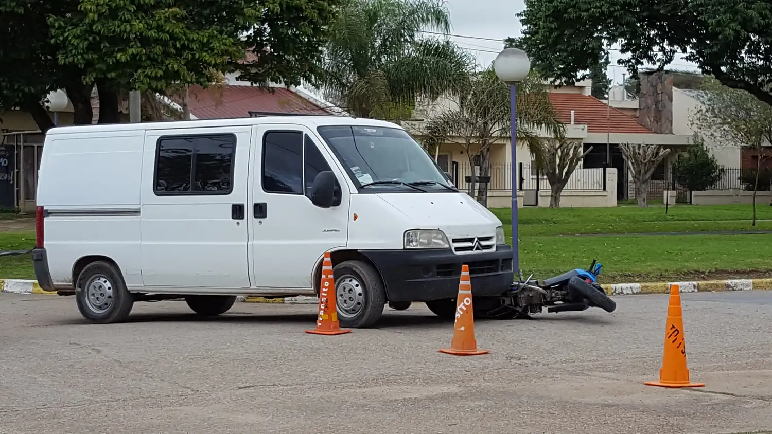 Lesiones leves para una motociclista accidentada en Independencia y Vieytes