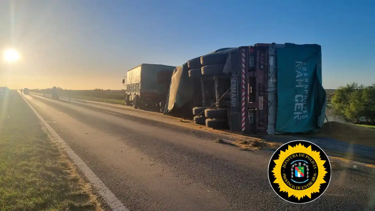 Vuelco de un camión en la Ruta Nacional 174: intervino Gendarmería y se interrumpió el tránsito hacia Rosario
