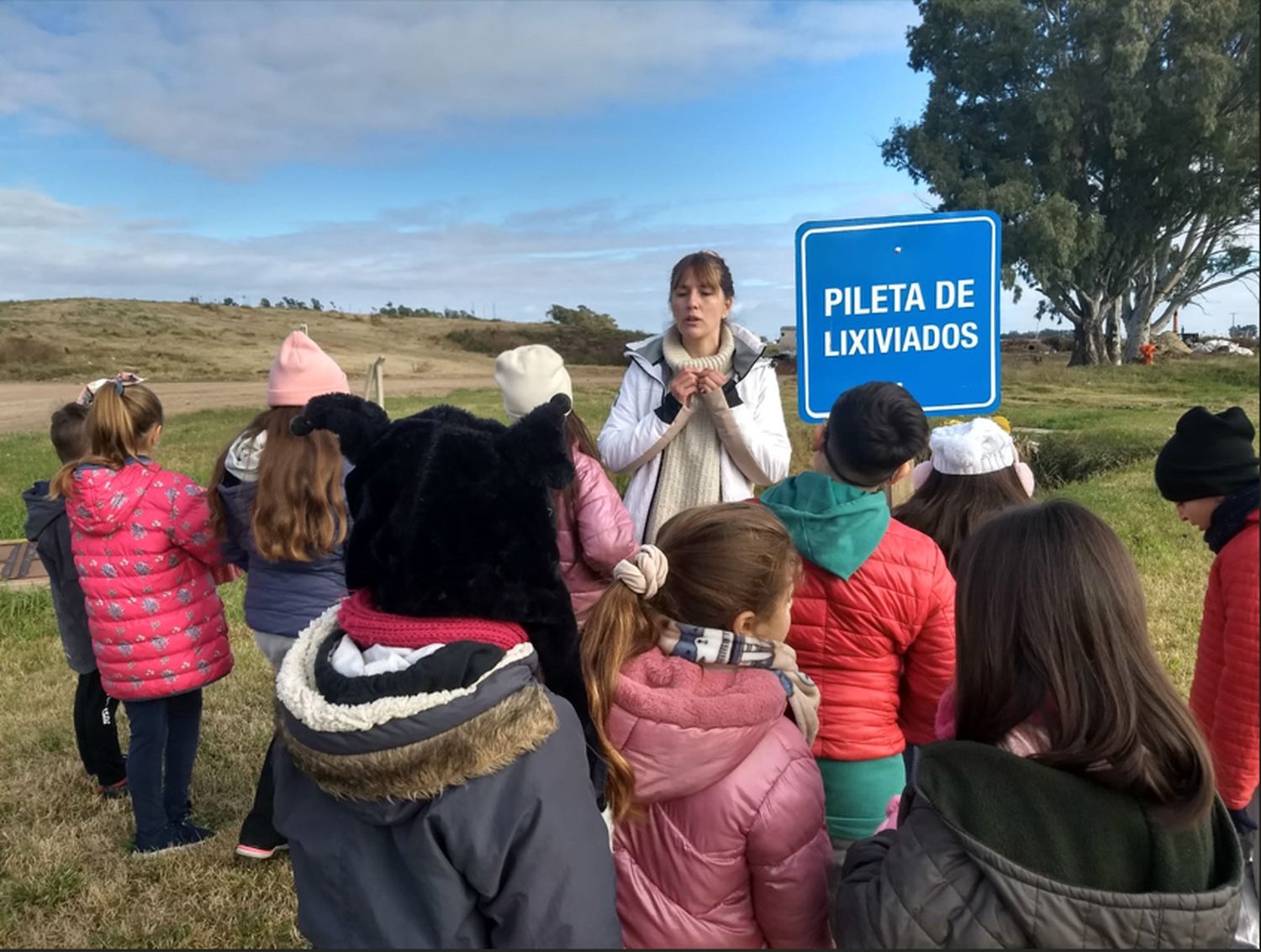 Chicos de la Escuela 19 en una jornada por el Día del Reciclaje