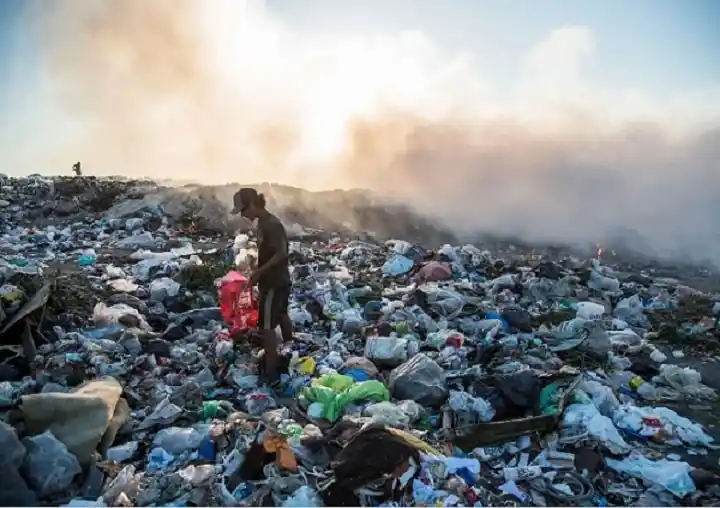 Parte de la ciudad de Paraná amaneció cubierta de humo proveniente del volcadero