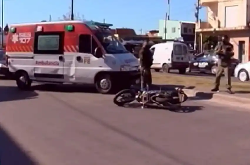 Una pareja y su bebé resultaron heridos tras chocar su moto contra un auto