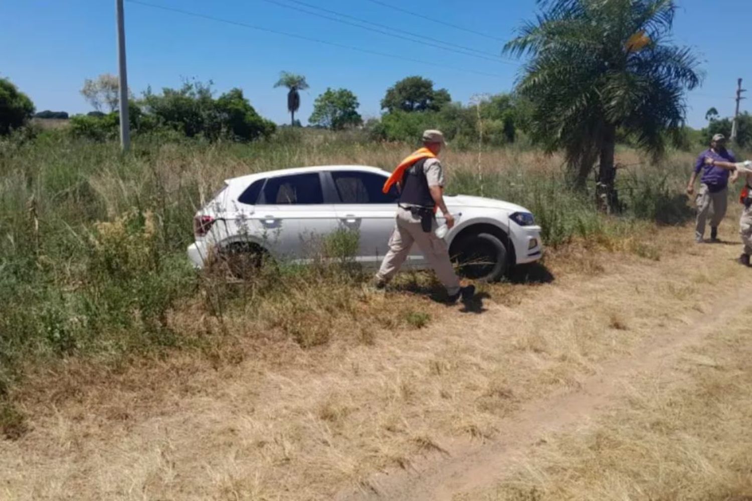 El conductor embistió a uno de los policías del puesto de control.