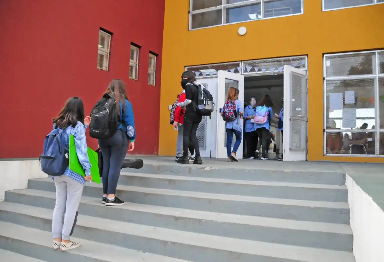 Lunghi pedirá que sigan las clases presenciales y un grupo de padres presentará un amparo 