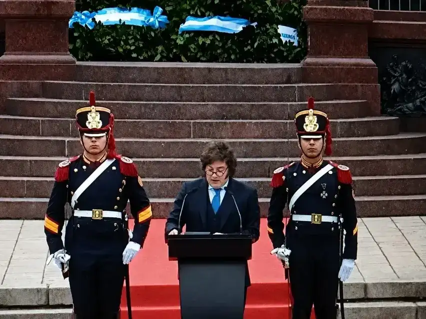 El mandatario encabezó el acto por el Paso a la Inmortalidad del General José de San Martín en el monumento al Libertador ubicado en la Plaza San Martín, en el barrio porteño de Retiro.