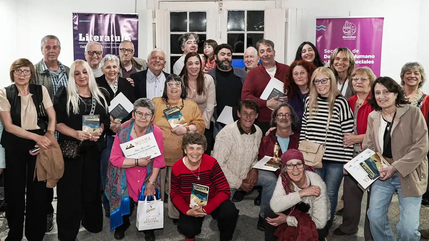 Participantes y premiados junto a referentes de la Biblioteca de Autores y Ecos Literatura