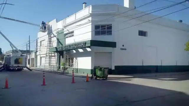 Se realizan trabajos de pintura
en el frente del Club Pelota
