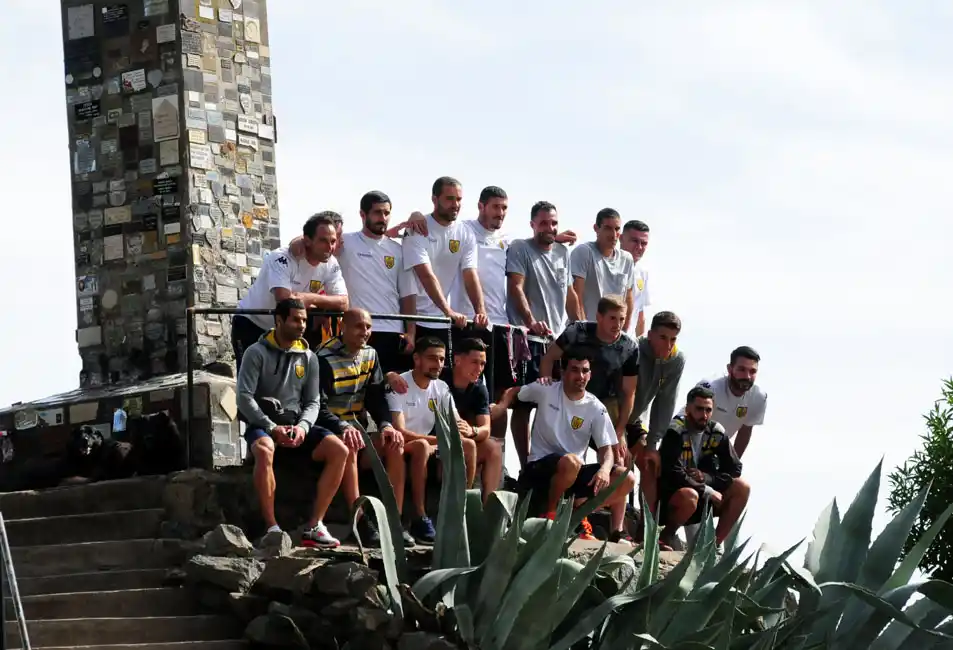 Los jugadores de Santamarina hicieron su propio Via Crucis tras escaparse del descenso 