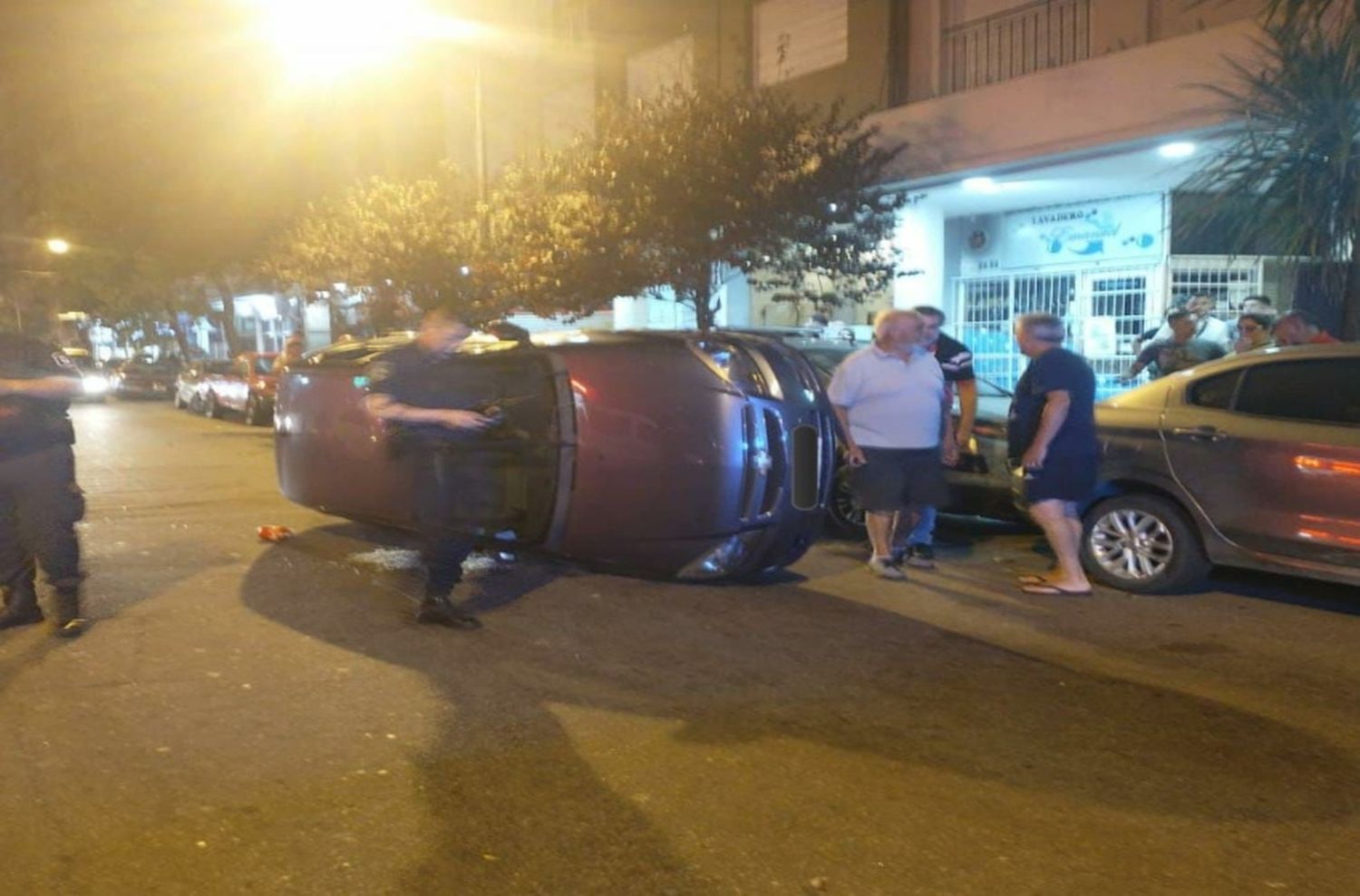 Chocó contra otro auto estacionado y volcó