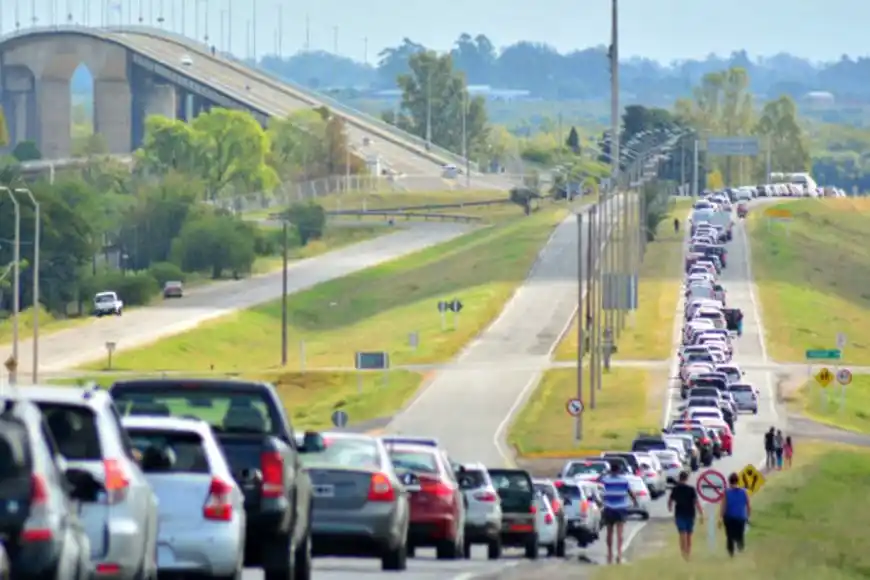 Gualeguaychú, repleta de uruguayos: el centro copado y largas colas en la frontera