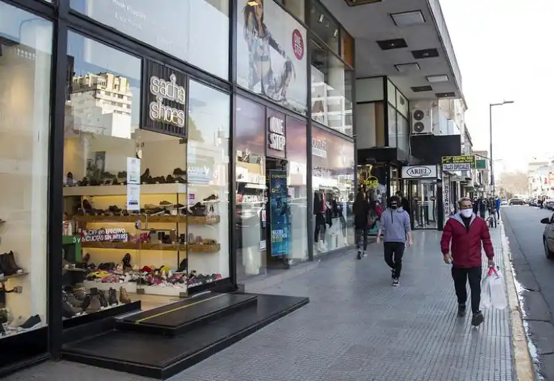 Apertura en San Isidro: Gastronomía e indumentaria con atención en el interior de los comercios