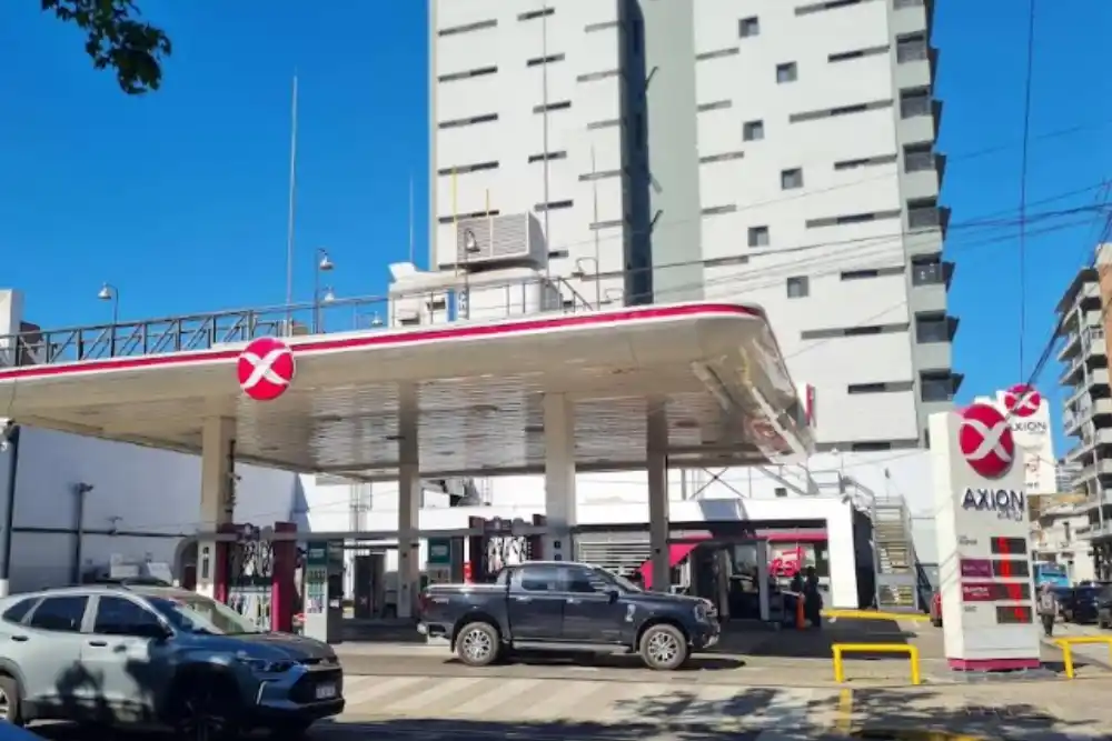 Un auto se prendió fuego en una estación de servicio céntrica y el conductor resultó herido