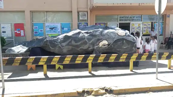 ¡Una ballena en pleno bulevar! Los alumnos de la Escuela Rivadavia sorprendieron con una muestra artística