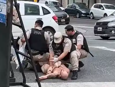 Extranjero fuera de sí sembró pánico, atacó a médicos y terminó reducido en plena calle