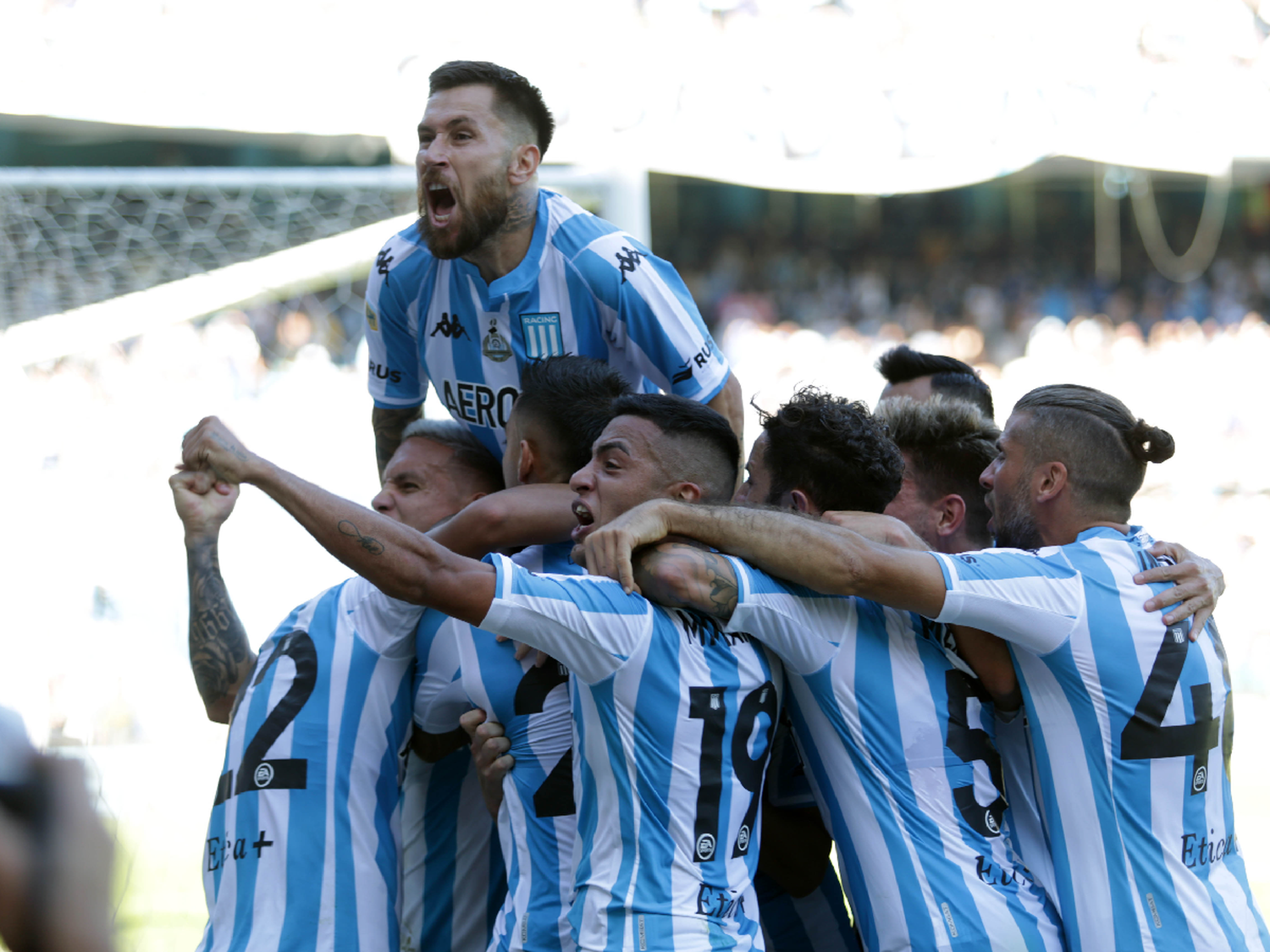 Racing lo dio vuelta y goleó al duro Sarmiento