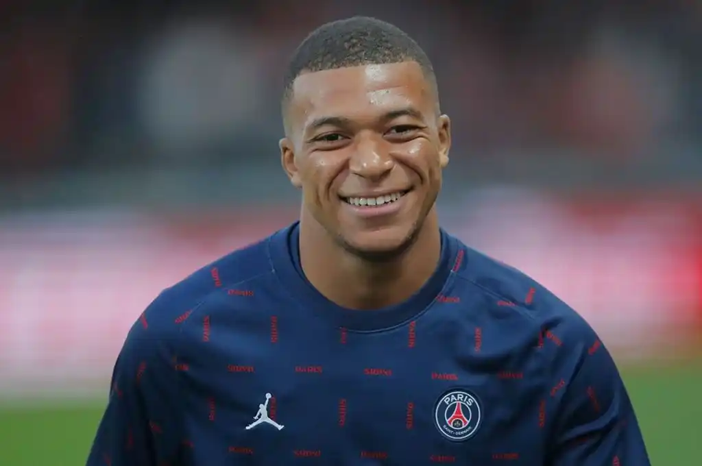 Se filtró el millonario contrato de Kylian Mbappé en el PSG: ¿cuánto cobra por mes a diferencia de Messi?