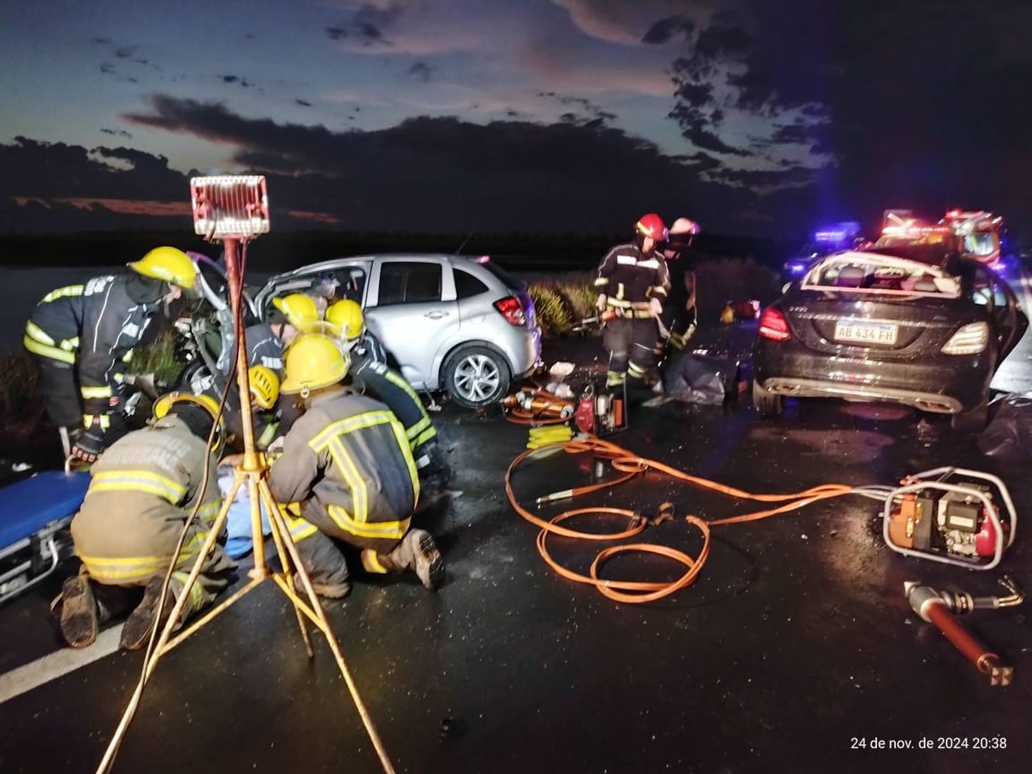 Personal de bomberos y del Sies 107 trabajaron con varias dotaciones en el lugar del siniestro vial.