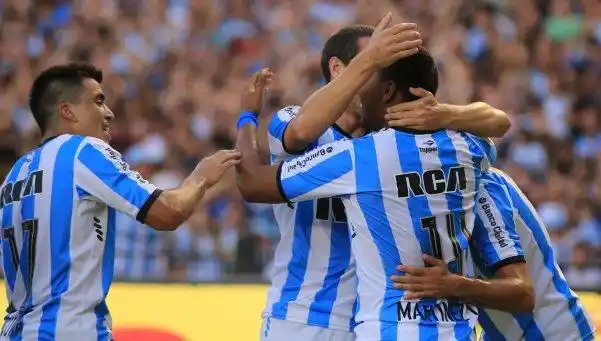 Central, imparable: goleó en Santa Fe y es único líder