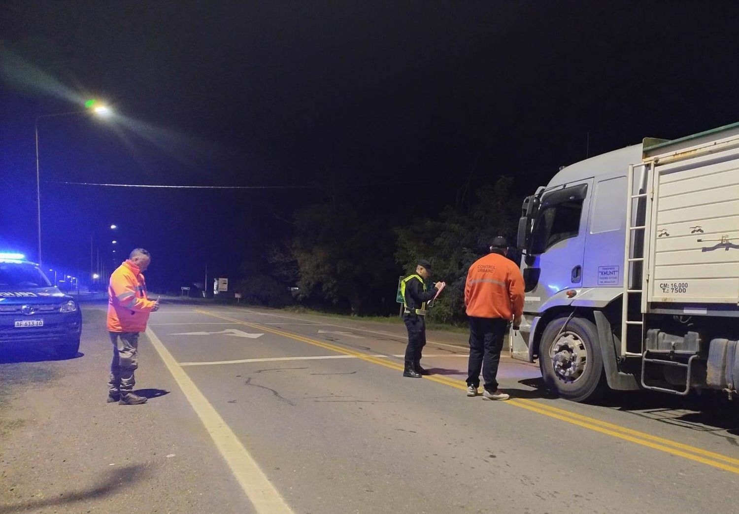 Personal policial y de tránsito realizando controles en ruta 33.