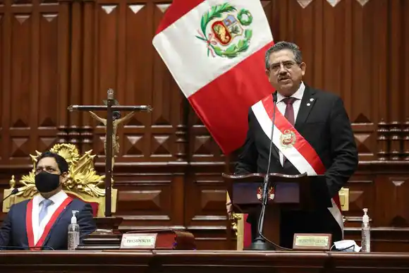 El pueblo CELEBRA: Manuel Merino RENUNCIA a la Presidencia del Perú