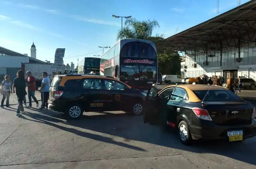 Taxistas protestan en la Terminal: «Nos mandan a la policía para que nos vayamos, vamos a resistir»