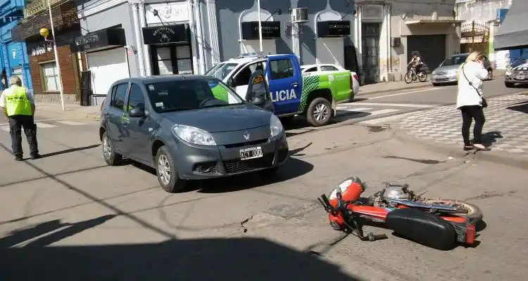 Moto y auto chocaron en esquina céntrica con semáforo