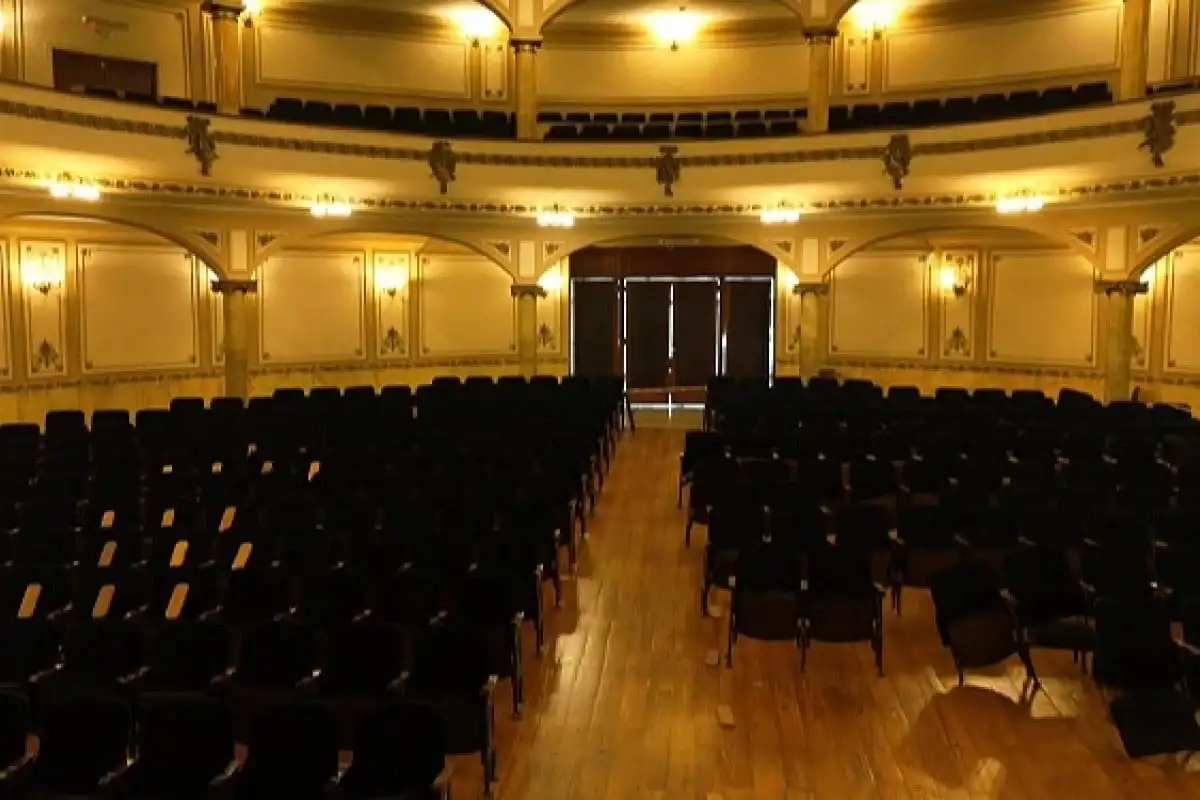 Colocan las butacas de la sala del Teatro Gualeguaychú y se acerca la reinauguración