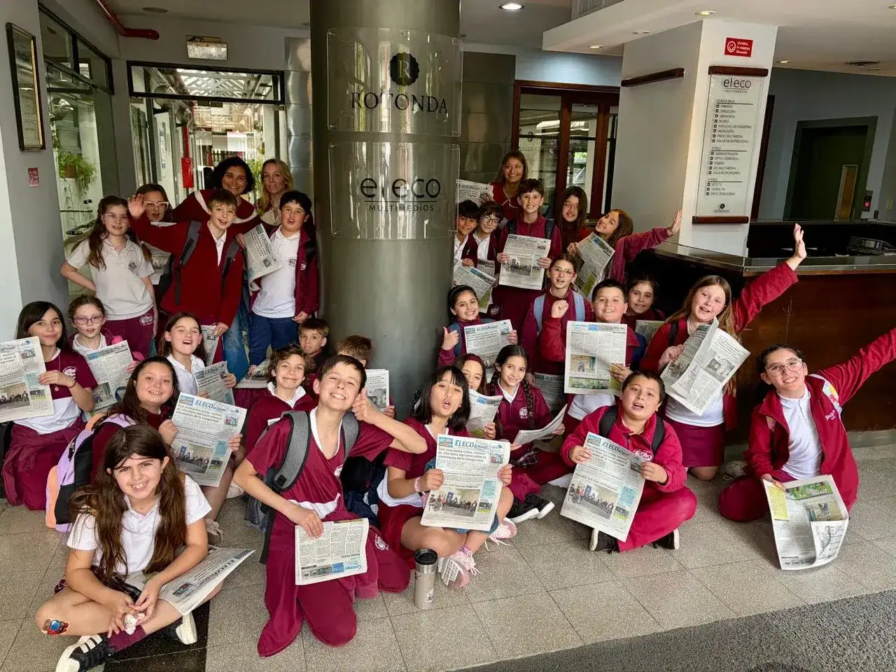 Estudiantes de 4to. A del colegio San Ignacio, tras su visita por las instalaciones de El Eco Multimedios.