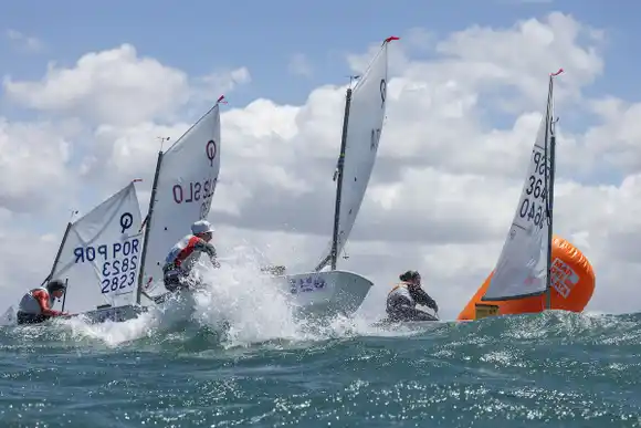 Con el viento como protagonista, Vogt encabeza el Mundial de Optimist