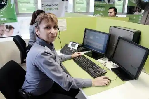 Una mujer policía salvó la vida de un bebé con instrucciones telefónicas