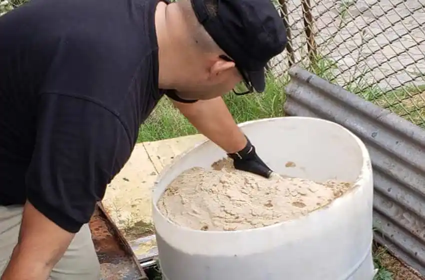 Tras un allanamiento, recuperaron un maletín con contenido valioso y un hombre terminó detenido