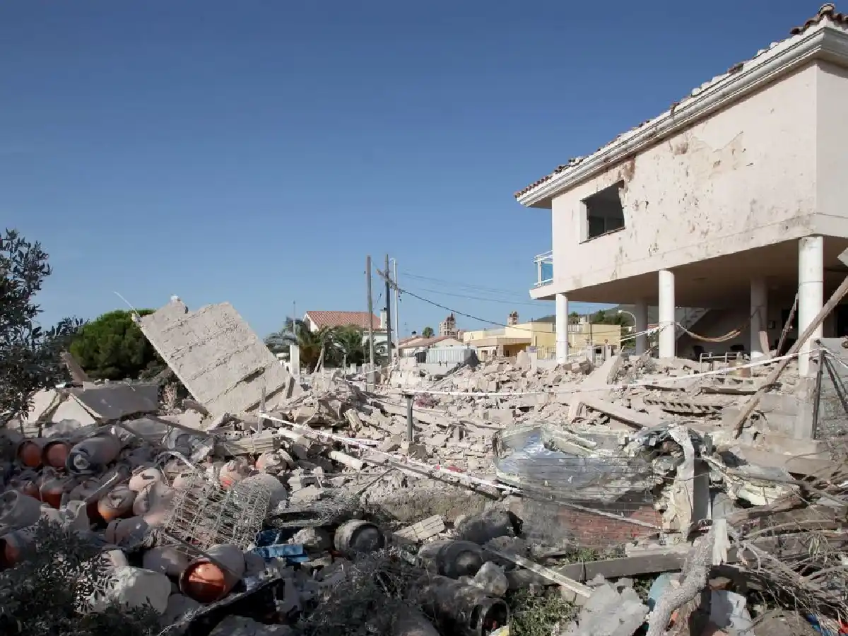 Encuentran un cinturón de explosivos entre los restos de la casa que explotó