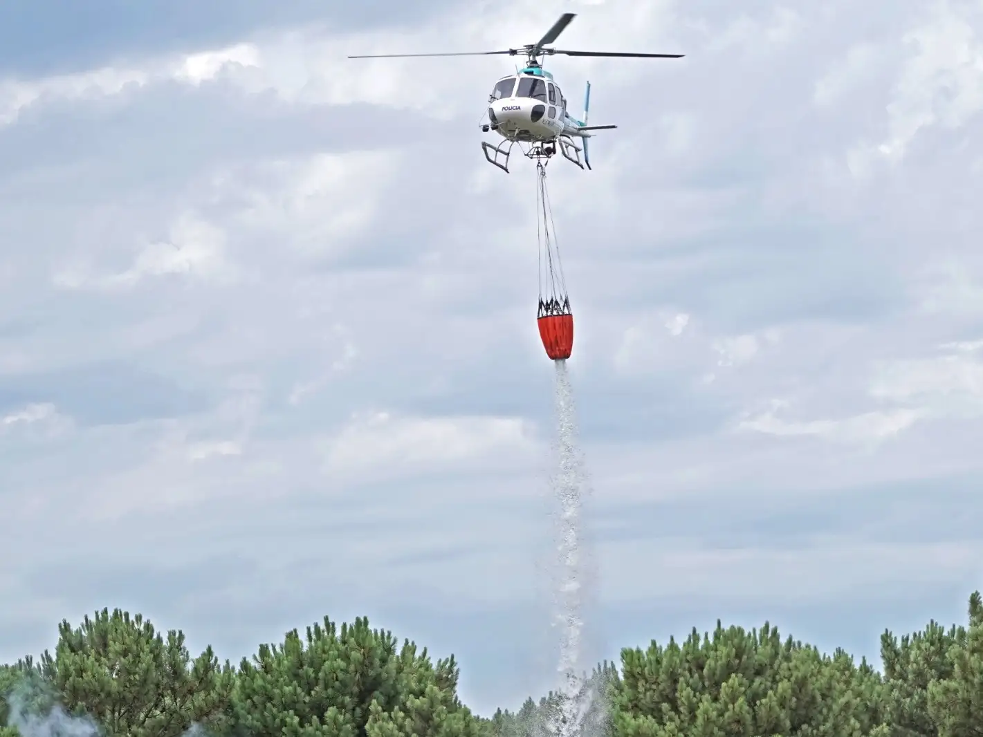 Helicóptero tirando agua en Campamento Scouts