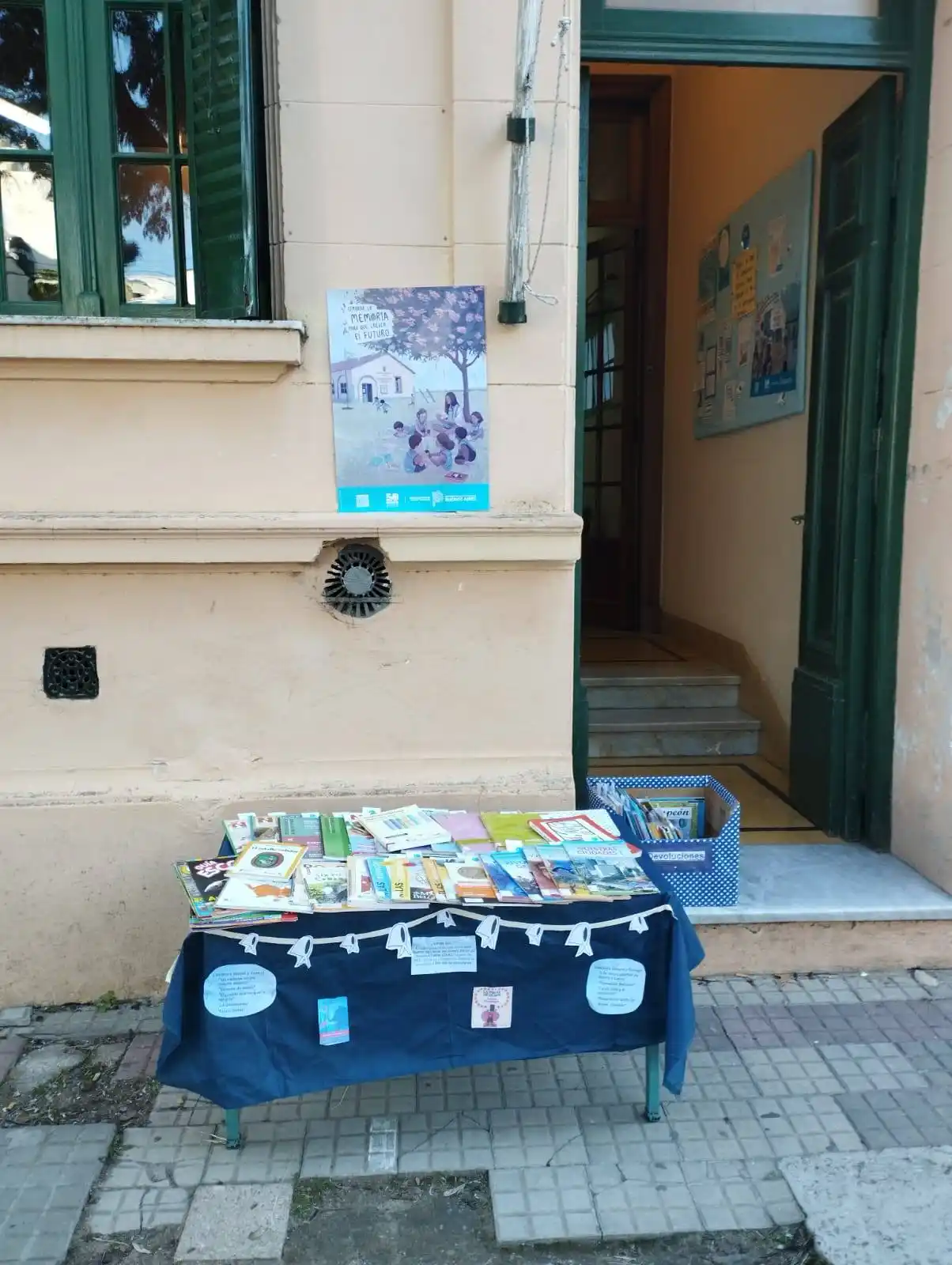 "Libros que vuelven a volar": el CIIE de Chascomús conmemoró el Día de la Memoria con una emotiva suelta de libros en la vía pública