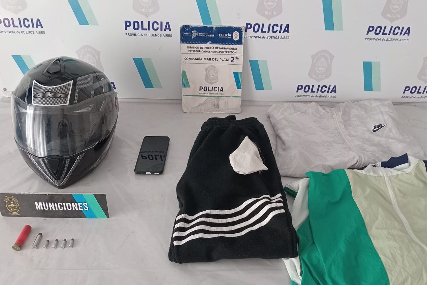 Investigan el violento ataque a un policía y secuestran elementos claves para la causa