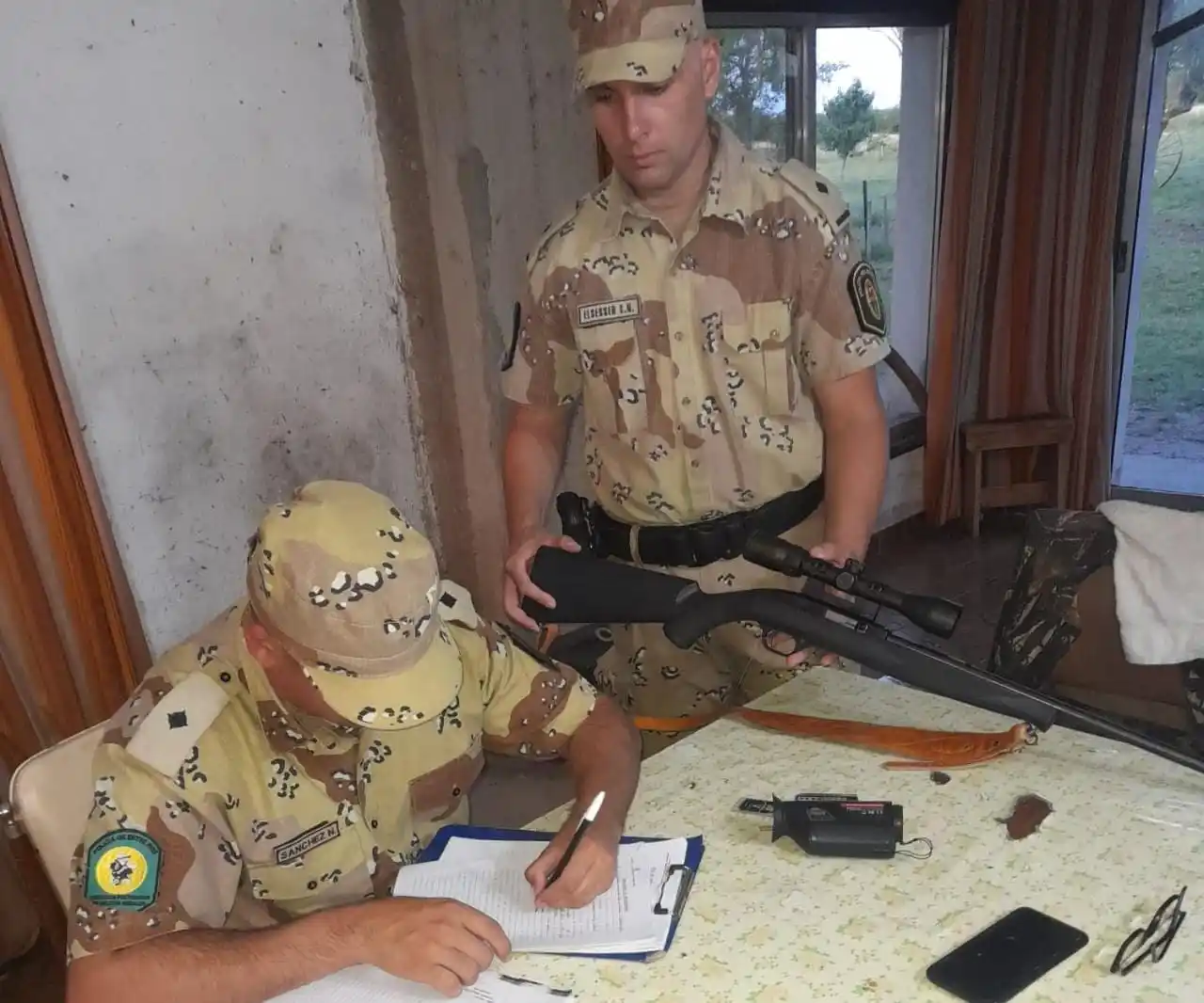 Secuestran un visor térmico denunciado como robado y una carabina calibre .22 sin documentación