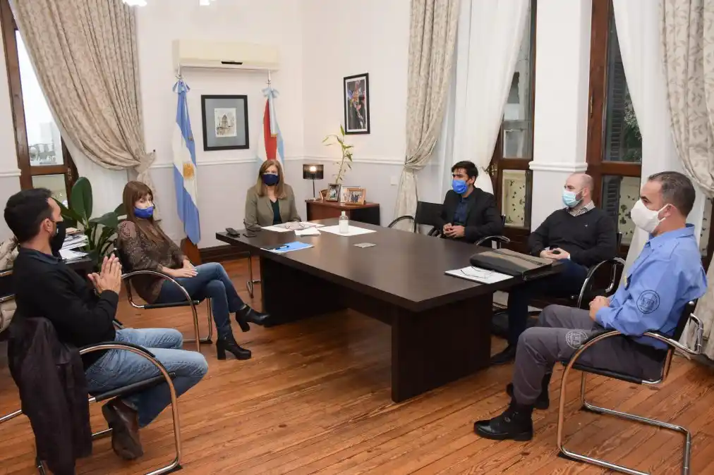 La ministra de Gobierno y Justicia, Rosario Romero y su par de Salud, Sonia Velázquez, el director del Servicio Penitenciario, Marcelo Sánchez y parte del equipo del COES