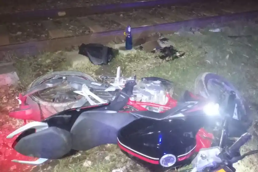 Cayeron dos personas que transportaban una bomba molotov y notas amenazantes en moto