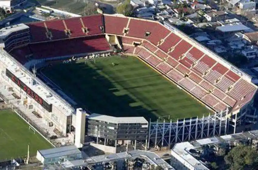 Una concejala santafecina pidió que no se juegue el clásico en cancha de Colón