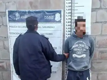 Aprhendieron a dos personas que llevaban marihuana en la vía pública.